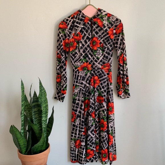Vintage Dresses & Skirts - VTG 70’s Funky Floral Print Dress w Dagger Collar
